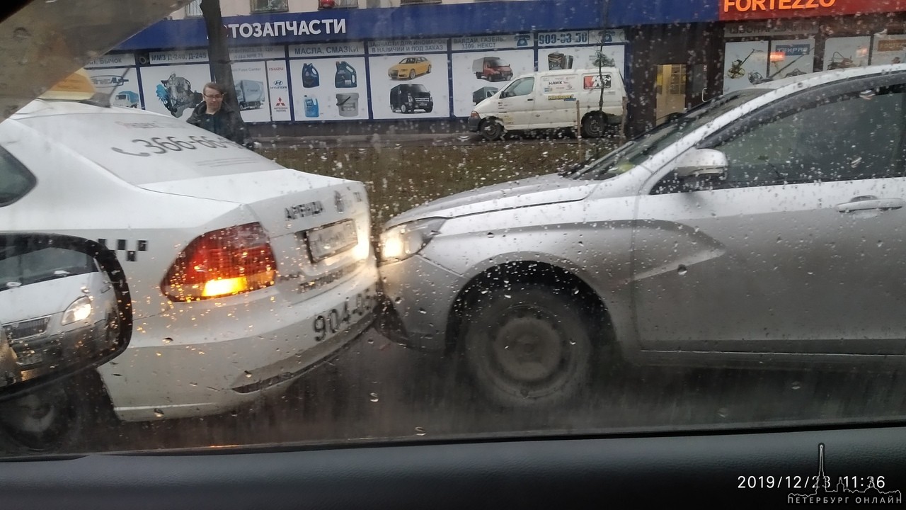 На Краснопутиловской у Автовской улицы в сторону переезда Лада догнала Volkswagen в правом ряду.