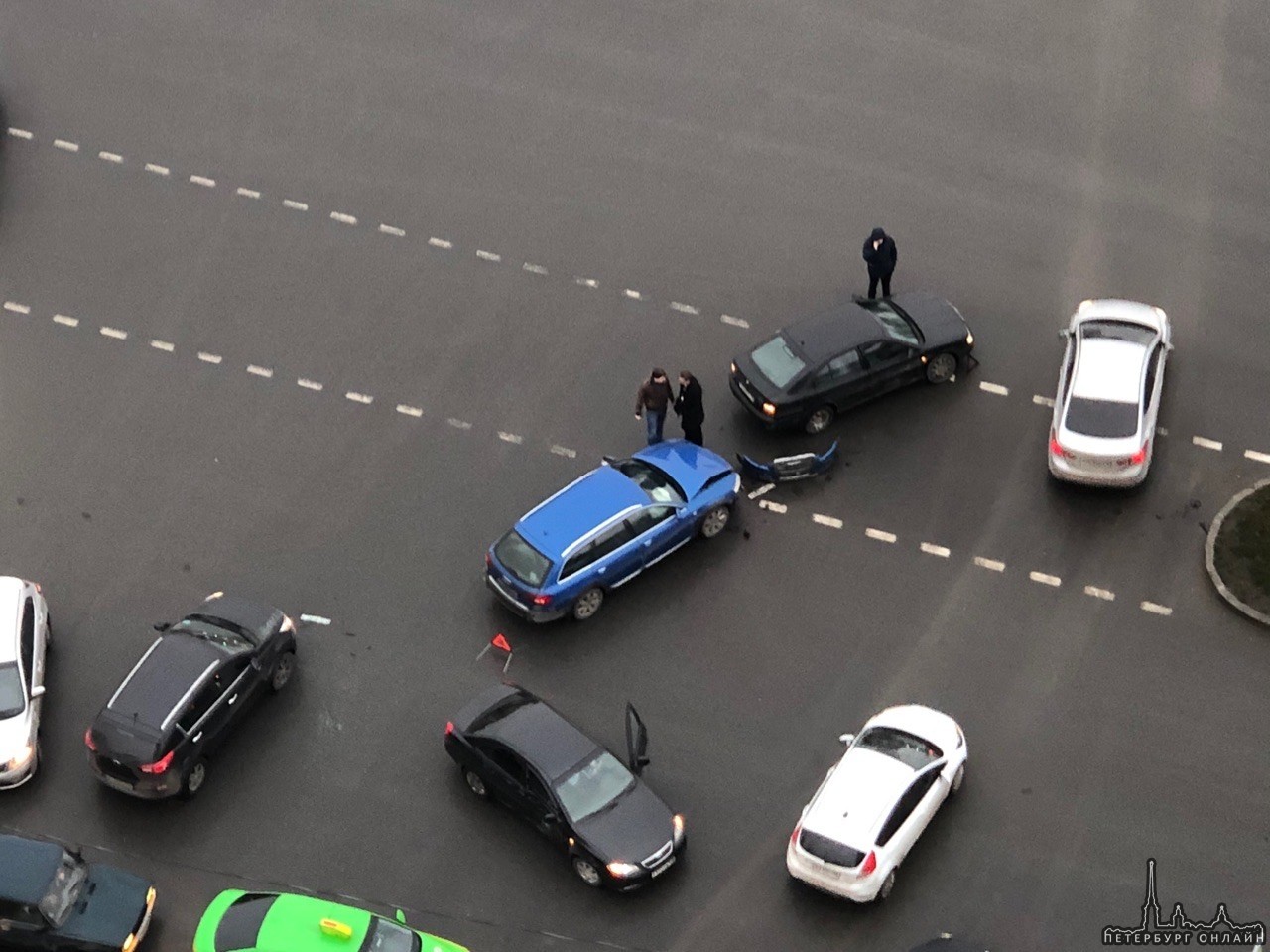Первыми в ДТП на перекрестке Парашютной и Сизова были синяя Audi и черная Skoda , а потом присоедини...