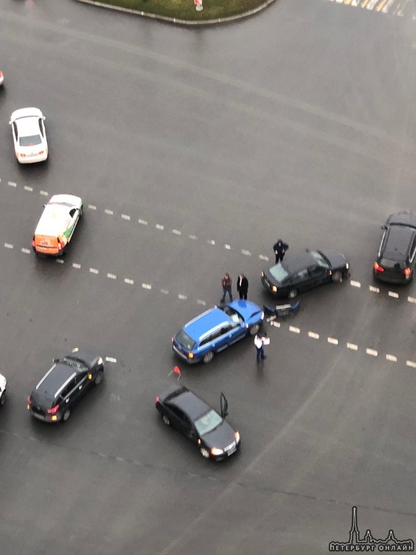 Первыми в ДТП на перекрестке Парашютной и Сизова были синяя Audi и черная Skoda , а потом присоедини...