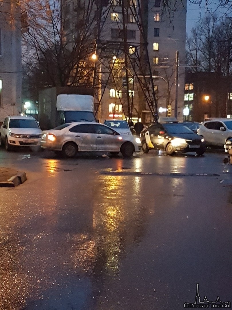 Яндекс такси пропустил удар справа при въезде со двора на улицу Ленсовета в районе дома 70
