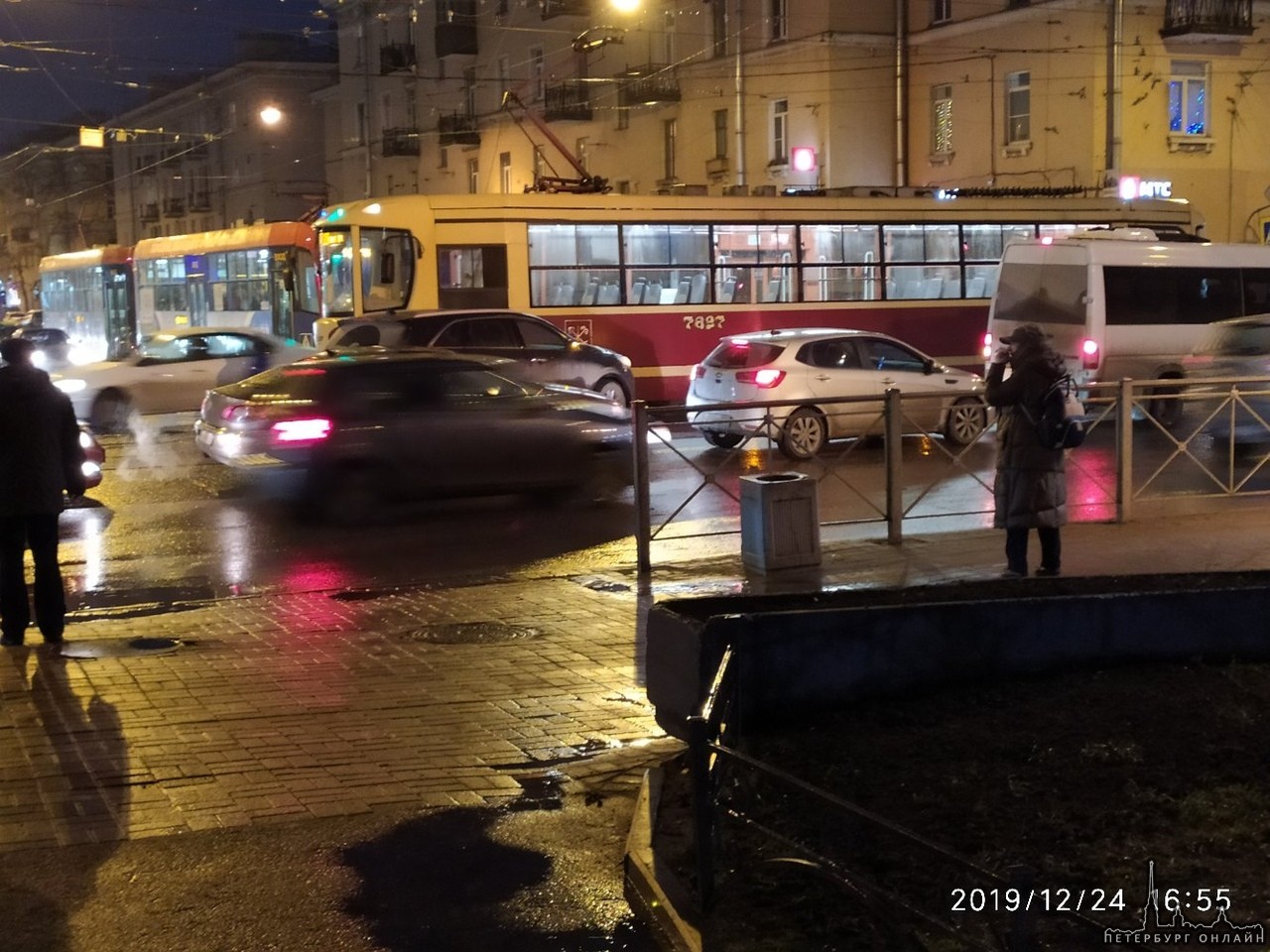 ДТП на перекрестке Среднеохтинского и большой Пороховской остановило Трамваи в обе стороны, но они у...