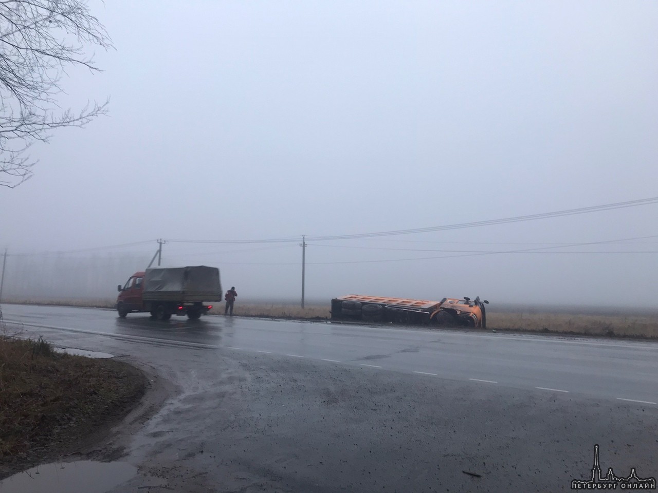 Новосаратовка, на встречной обочине в сторону Свердлова в кювете лежит камаз самосвал. Служб нет, Во...