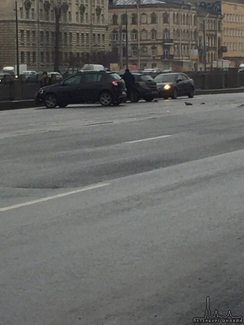 ДТП на Обводном канале в сторону Балтийской по сторонкам где Варшавский экспресс.