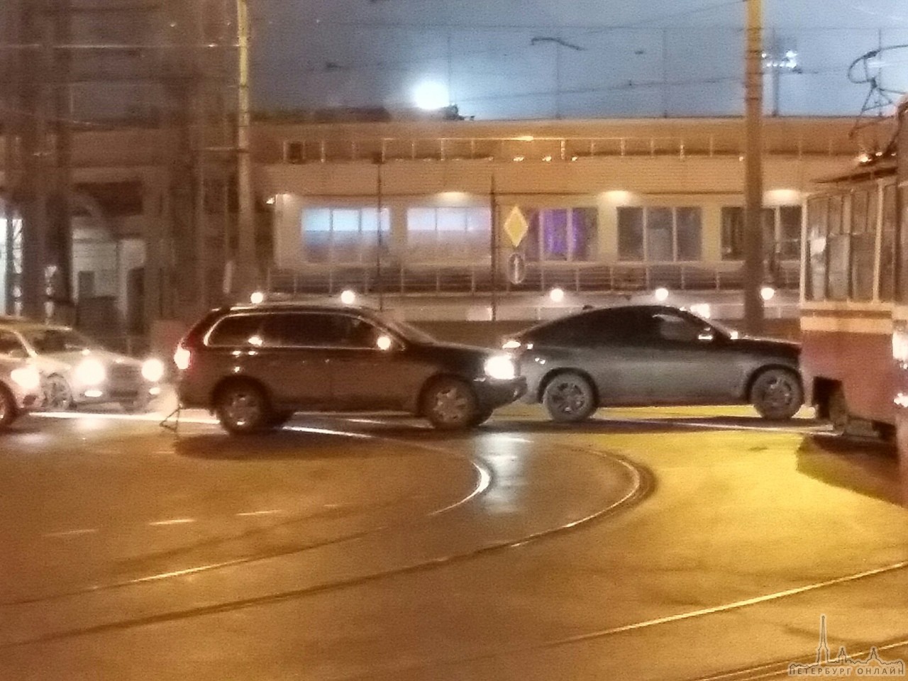 Два паркетника слегка притерлись на перекрестке Большого проспекта П.С. и Добролюбова, в результате,...