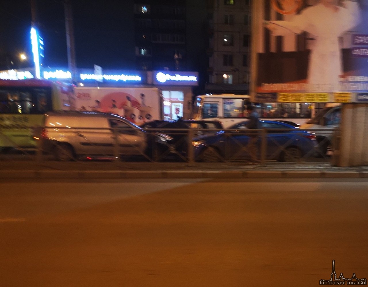 ДТП на пр. Большевиков в сторону Народной возле метро Дыбенко, небольшой затор, лучше объезжайте по ...
