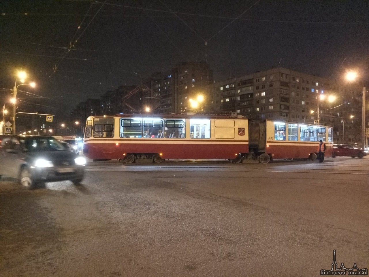 Трамвай сошёл с рельсов на перекрестке Просветащения и Светлановского