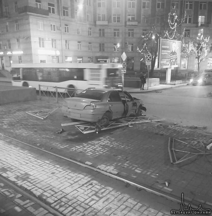 На Заневской площади автомобиль поломал ограждение