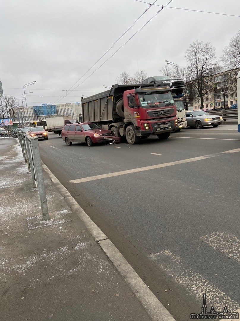 На Руставели, около Пискаревского, самосвал Volvo задавил Ладу.