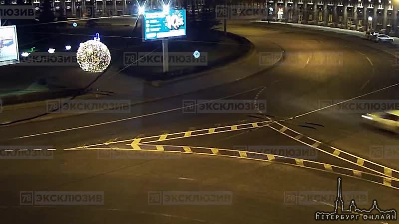 В 5 утра каршеринговод решил , что круговой перекрёсток на Комсомольской площади быстрее будет прое...