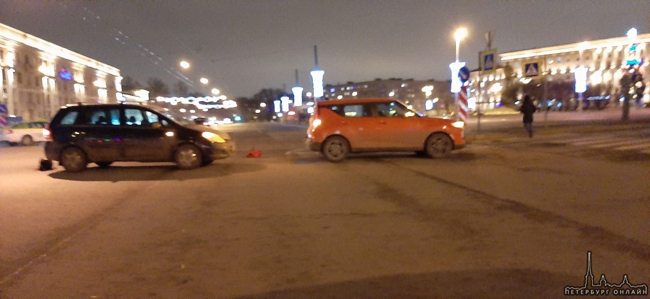 На проспекте Стачек напротив Кировской площади две пары машин устроили два разных ДТП