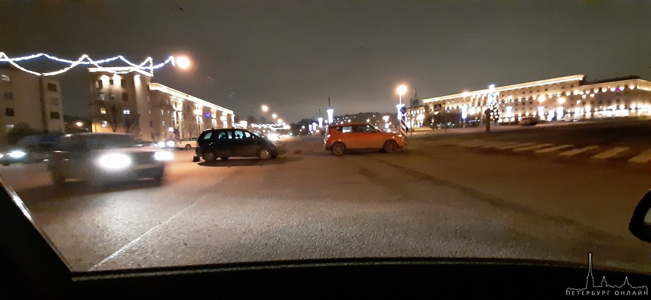 На проспекте Стачек напротив Кировской площади две пары машин устроили два разных ДТП