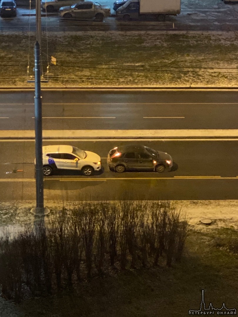 Каршеринг и немного снега на дороге На Ленинском проспекте стоят грустят с 18:00 напротив дома 90