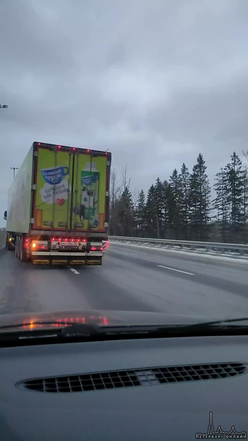 На Пулковское шоссе заняты 3 полосы, затрудняют движение.