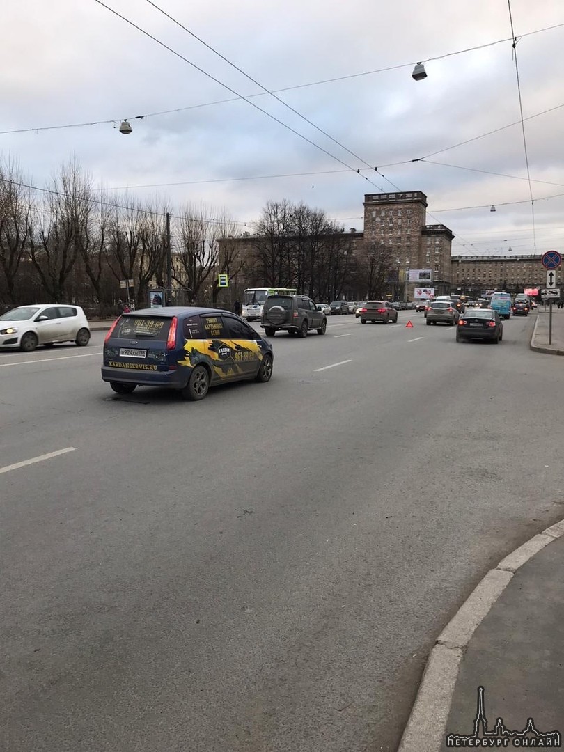 Сегодня, около 12:20 произошло ДТП на проспекте Стачек, в районе дома 47,с участием автомобилей Форд...