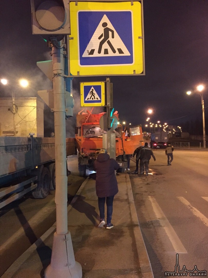 На Ялтинской улице Скания перестраивалась совершить разворот на перекрёстке, где он запрещён, и мус...