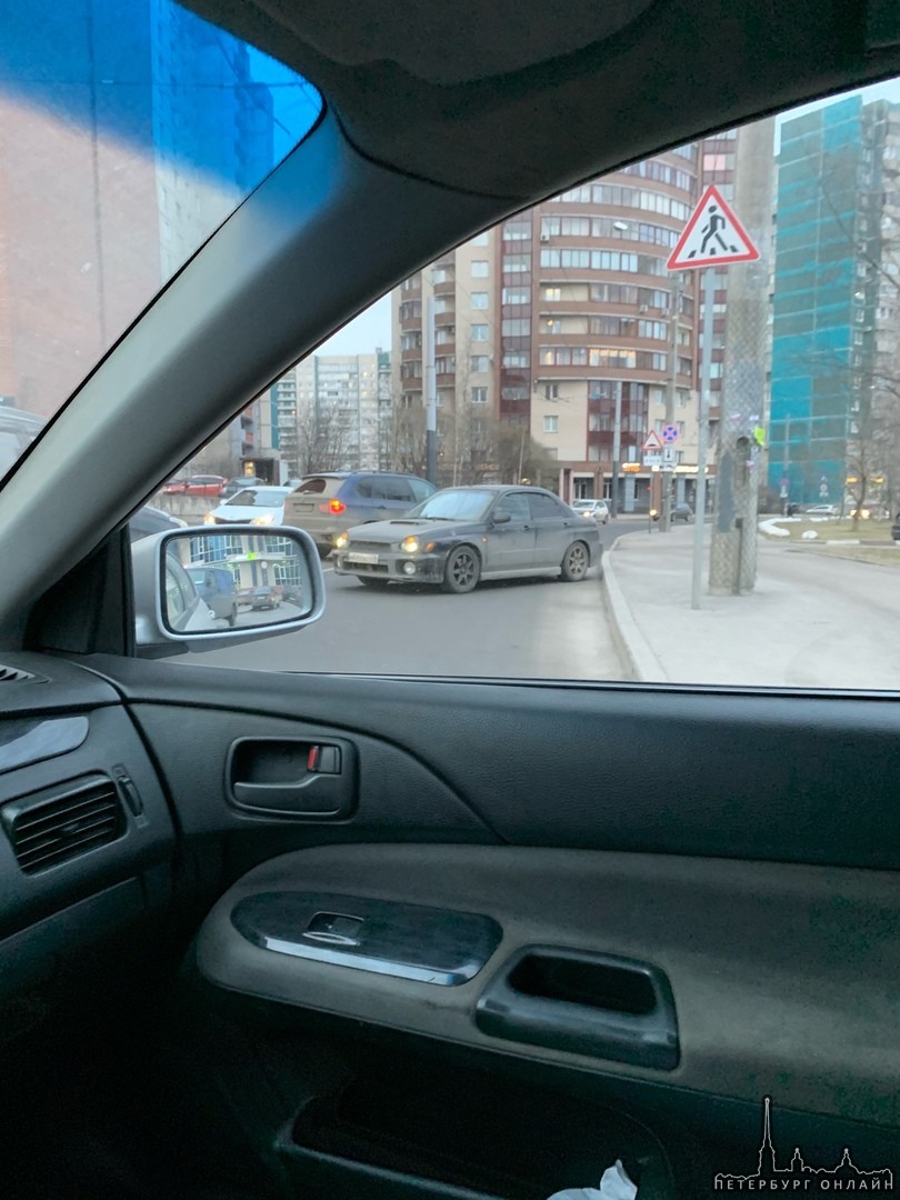 БМВ не пропустила Subaru, выезжая со двора в Клочковов переулок (за метро Большевиков). Перекрыты о...