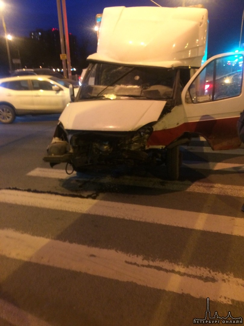 Авария на Бухарестской и Димитрова. Газель, ford и сбитый светофор.