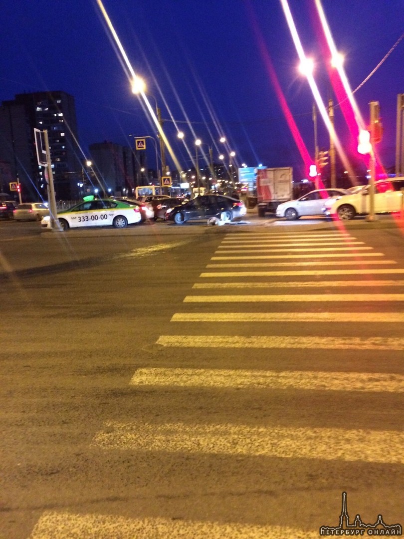 Авария на Бухарестской и Димитрова. Газель, ford и сбитый светофор.