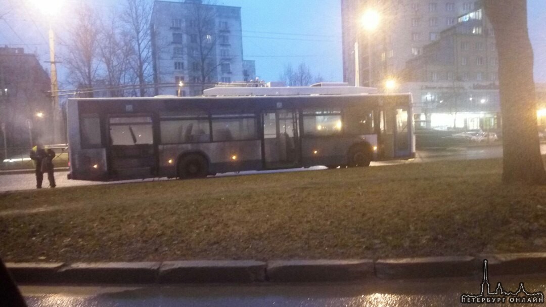 Задымился троллейбус на проспекте Ветеранов, после Дачной площади. пострадавших нет!
