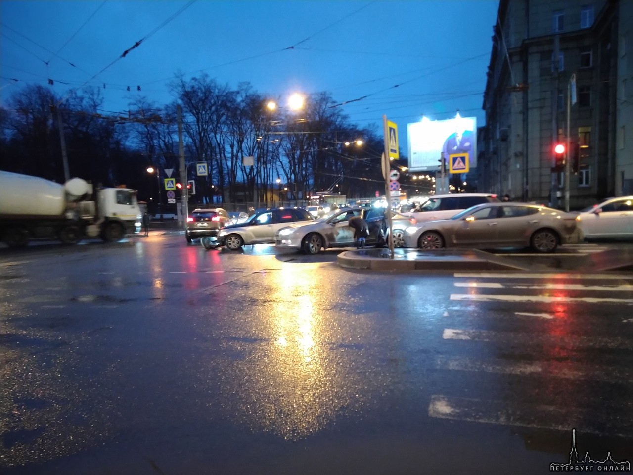На Юрия Гагарина и Кузнецовской поворот налево затруднен сразу двумя дтп.