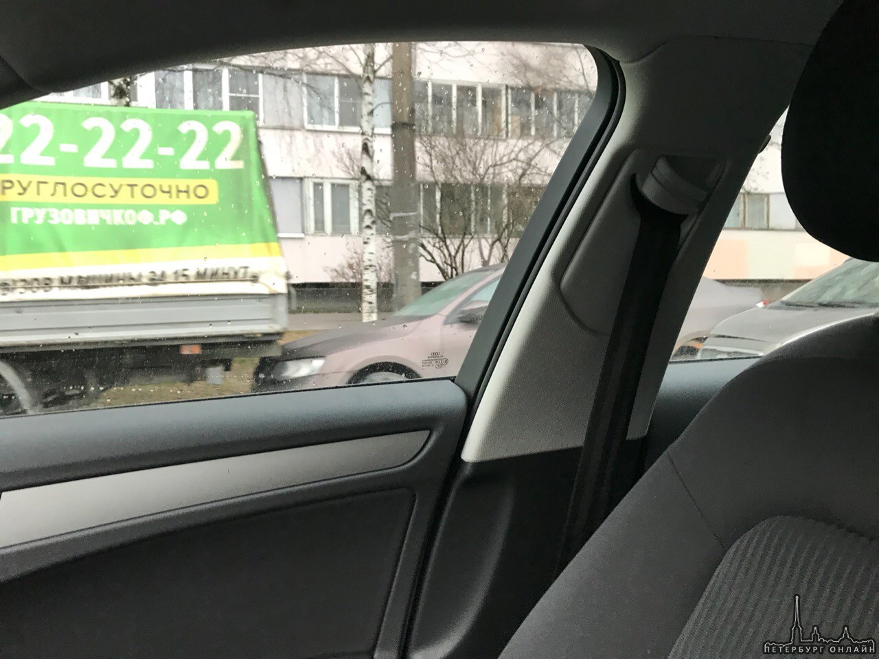 На улице Симонова сегодня в 11:45 водитель KIA решил проводить старый год, задев две припаркованные ...