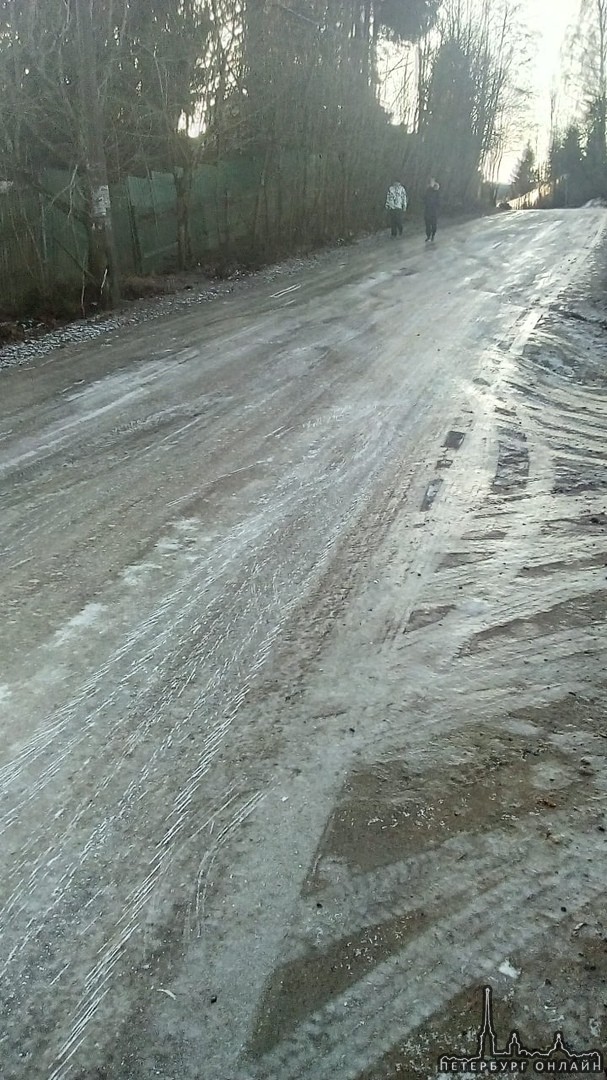 На дороге, при спуске с Советской горы, пос.станции Лемболово, сплошной лёд. Машины не могут уехать ...