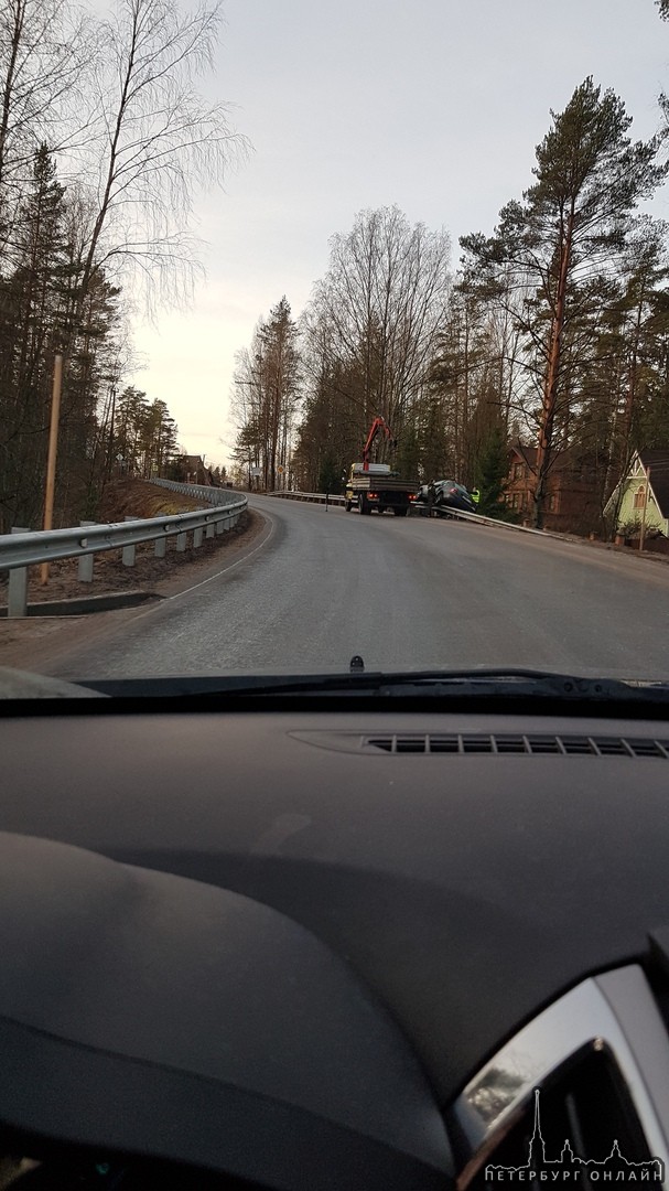 В Васкелово сегодня на дороге местами каток, водитель легковой не справился с управлением в изгибе д...