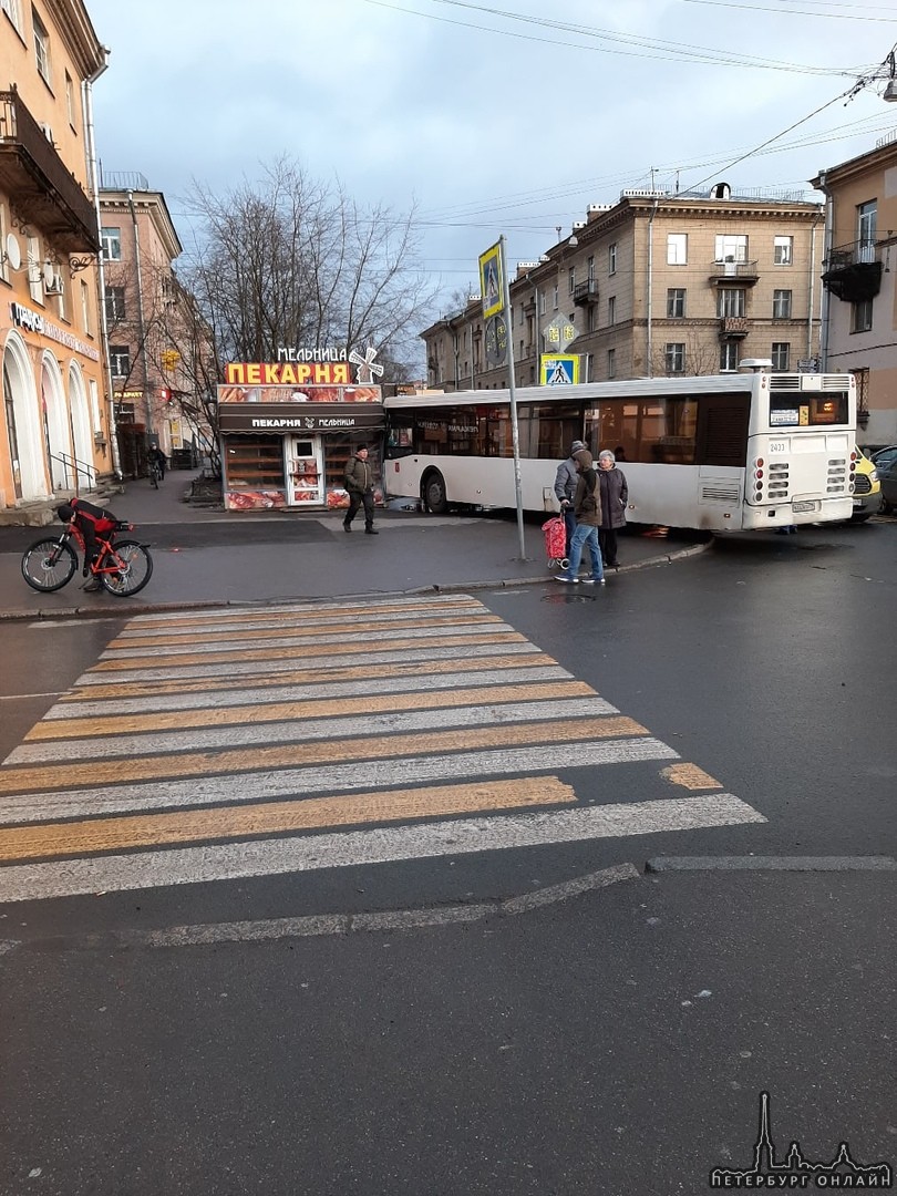 "Съездили за хлебушком" На Скобелевском проспекте автобус припарковался на тротуаре