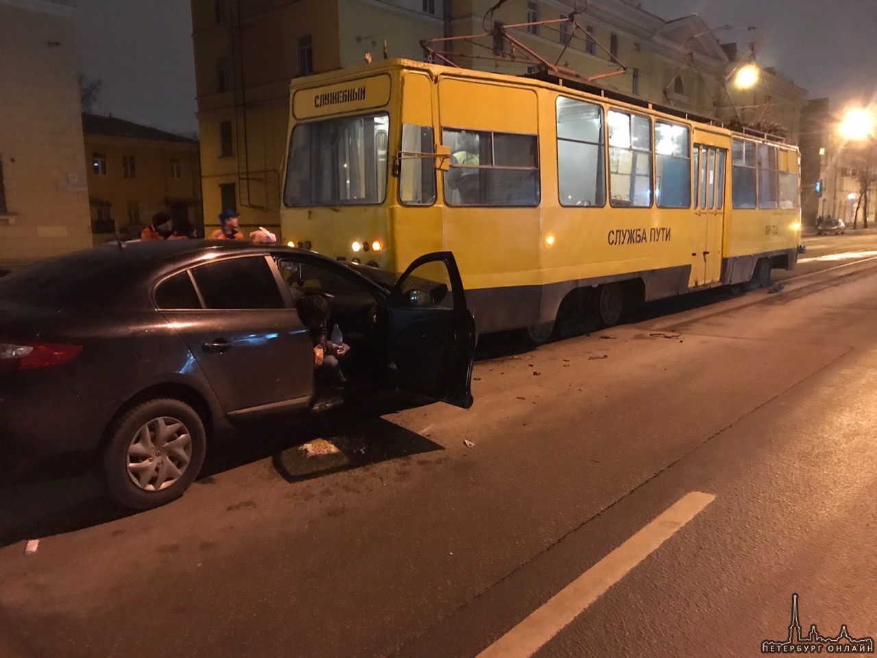 На Большой Пороховской 24 в ДТП с легковушкой пострадал трамвай. В легковушке были мужчины с признак...