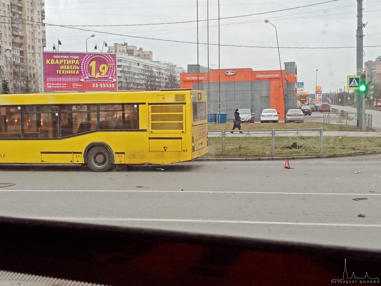 ДТП с участием автобуса и кроссовера на перекрестке Просвещения и Культуры.