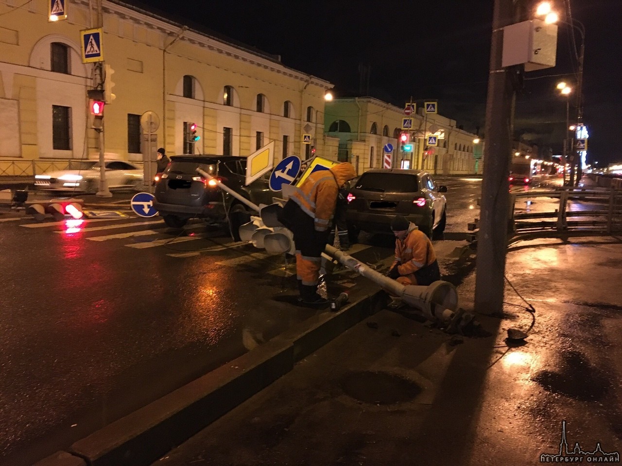 Ночью в 3 часа на Обводном канале, на перекрёстке к Митрофаньвскому шоссе. Перед Тайотой Рав, как т...