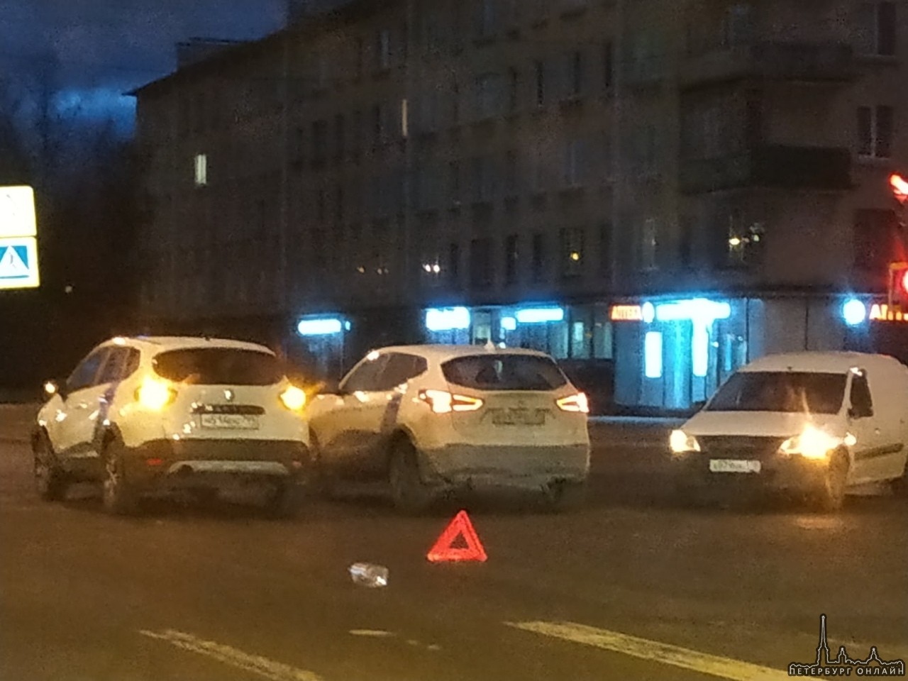 Два брата-акробата в утреннем тройничке на перекрёстке Ленсовета и Орджоникидзе