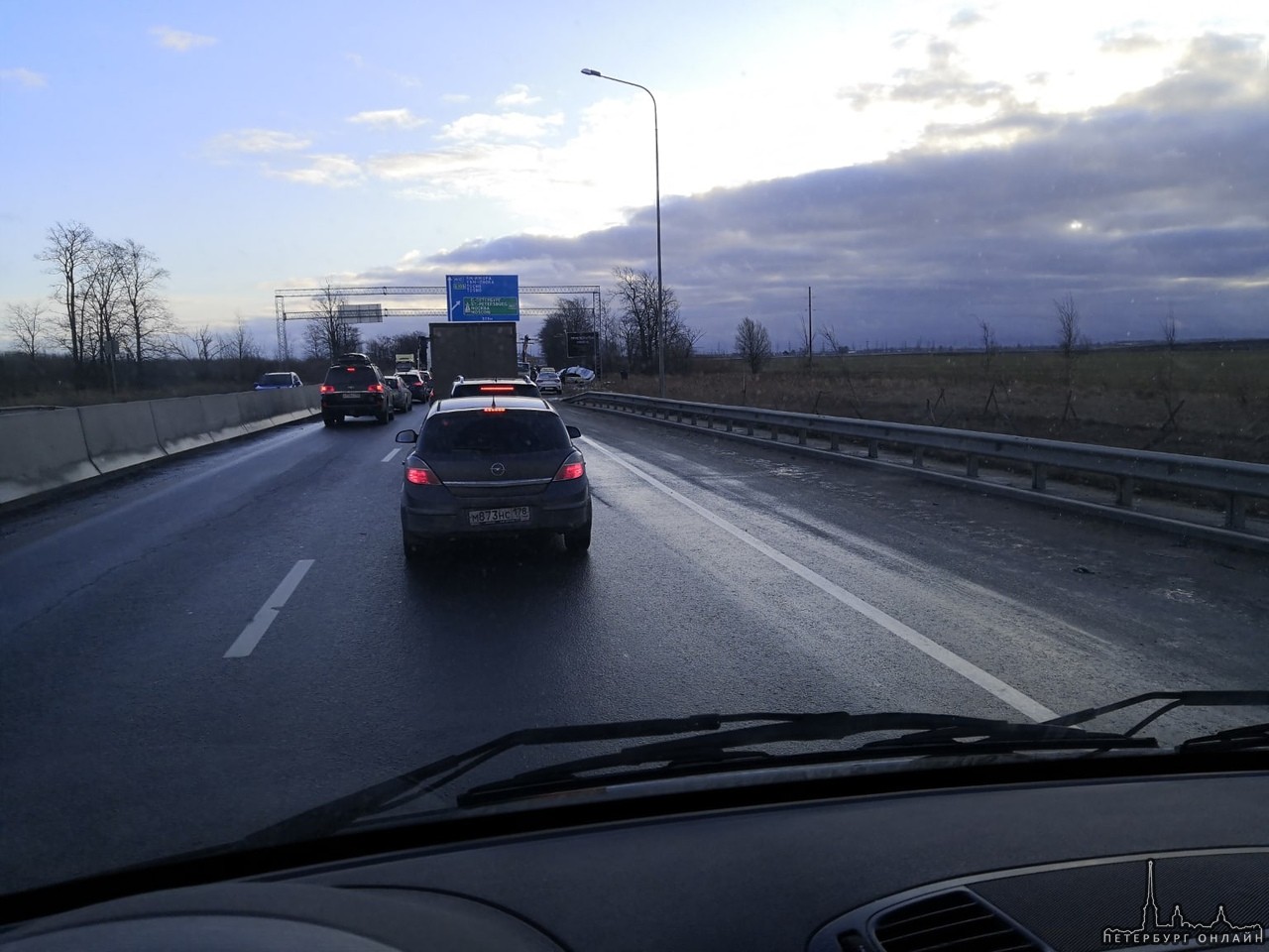 На Московском шоссе в сторону Москвы в районе после развязки на СофийСКУЮ серьёзная авария, 4 или 5 ...