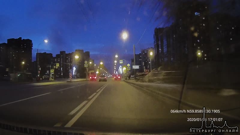 На перекрестке Ленинского проспекта и проспекта Кузнецова после столкновения один на дороге стоит ,в...