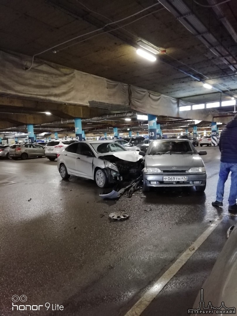 На парковке Мега Дыбенко водитель ВАЗа забыл, про помеху справа и поймал Hyundai Solaris