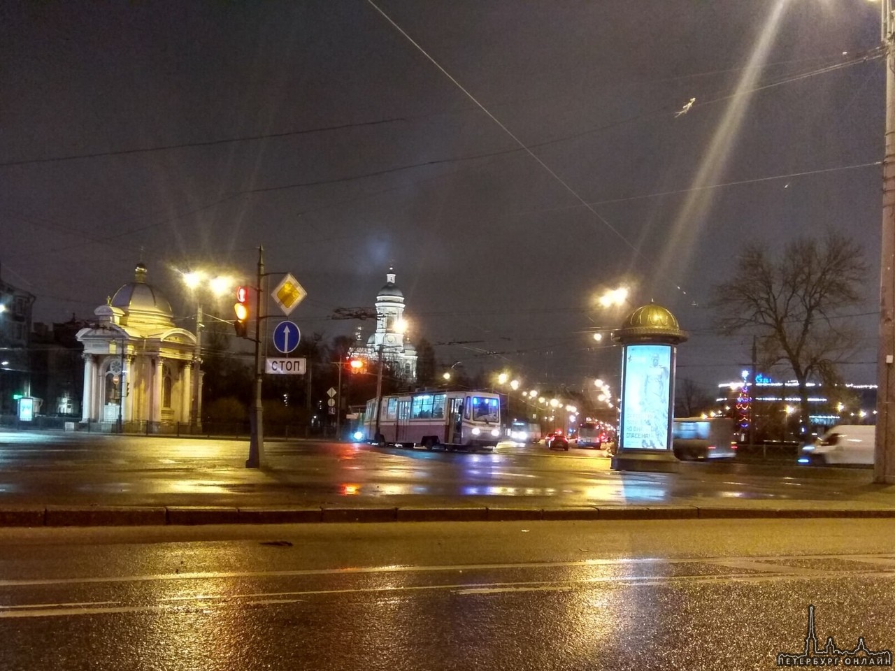 Трамвай "попал" под пересечку при повороте на Тучков мост.