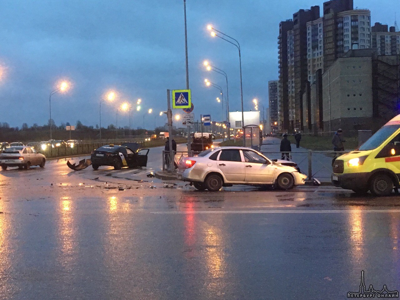 На перекрёстке Маршала Казакова и Доблести произошло ДТП с участием такси и Лады Гранта К пострадавш...