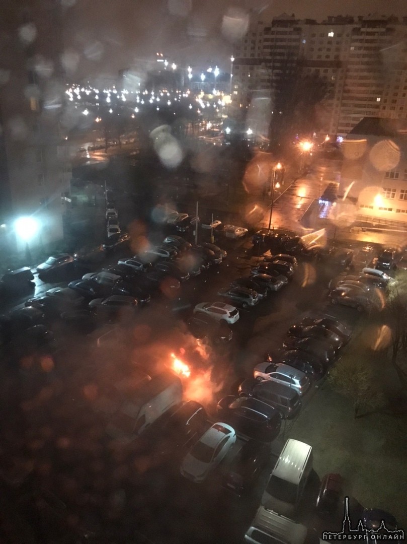 На парковке у дома 13 по улице Маршала Тухачевского в 2:40 загорелся Mercedes На ликвидацию пожара ...