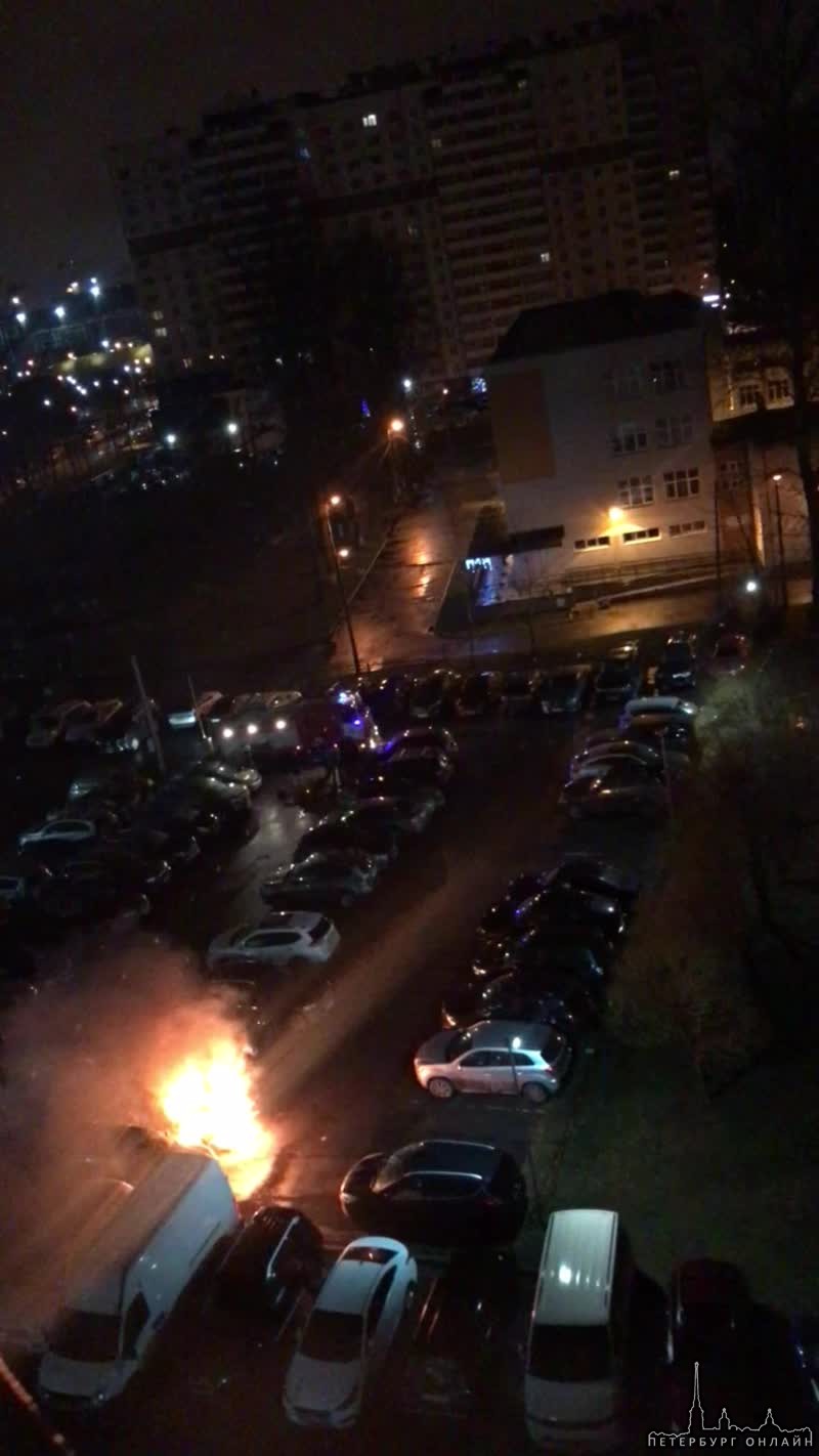 На парковке у дома 13 по улице Маршала Тухачевского в 2:40 загорелся Mercedes На ликвидацию пожара ...