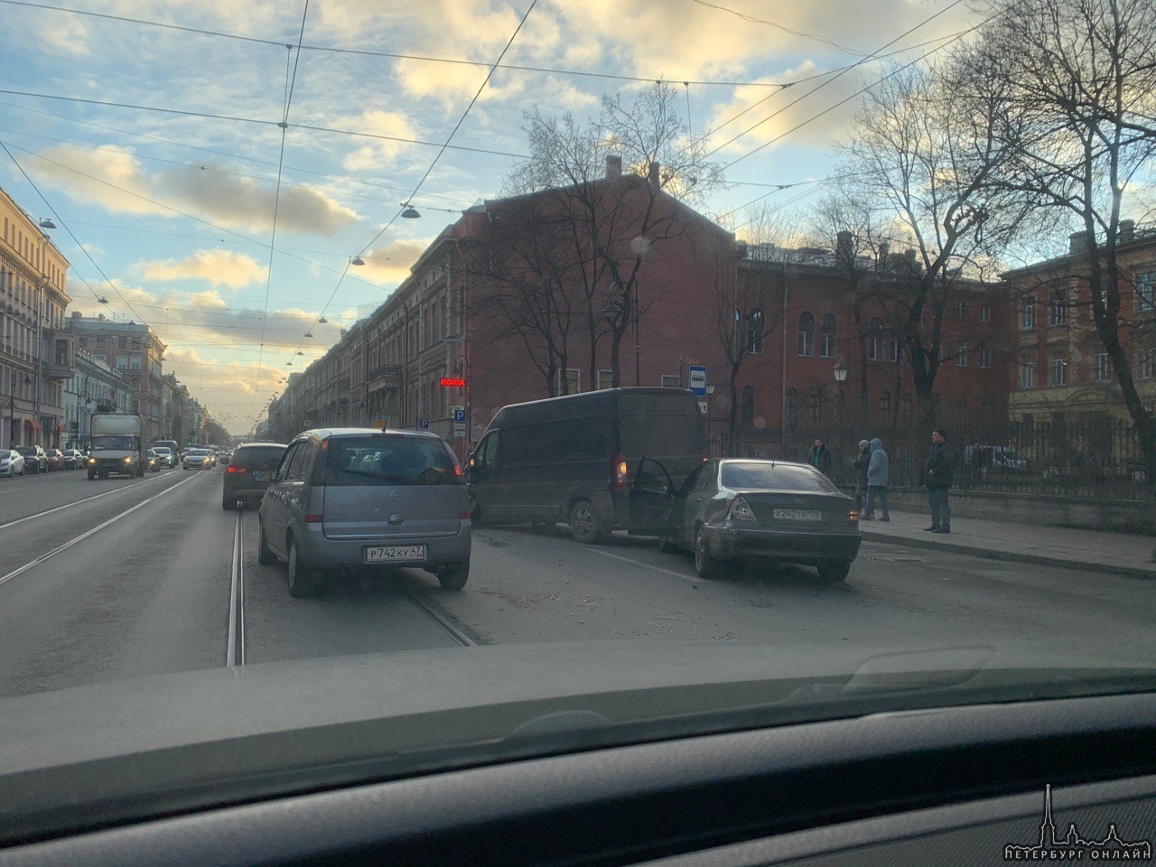 Mercedes и Ford Транзит столкнулись так, что колеса отвалились на Литейном 41.