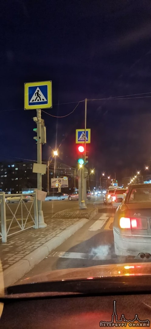 Светофор на перекрёстке Тельмана и Большевиков запутался.