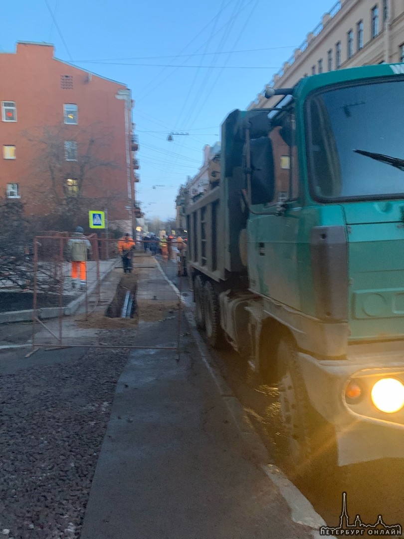 Просто в Петроградском районе на Введенской улице ведутся дорожные работы. Пешеходам не пройти, а во...