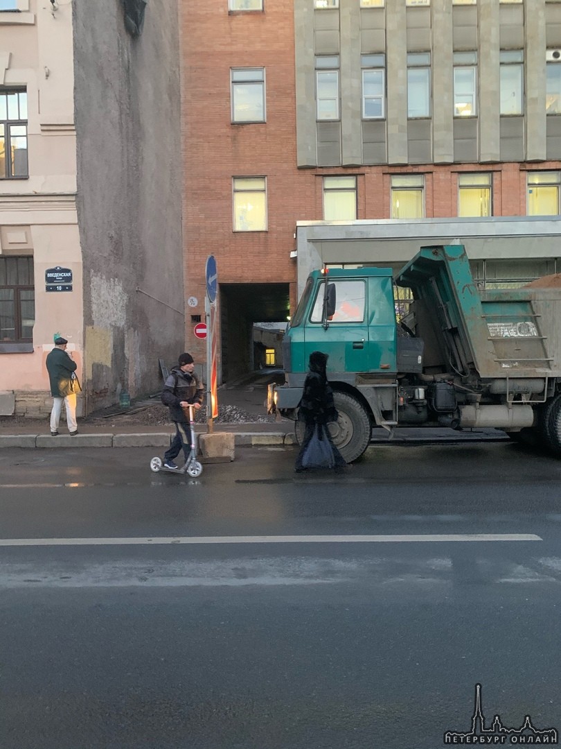 Просто в Петроградском районе на Введенской улице ведутся дорожные работы. Пешеходам не пройти, а во...