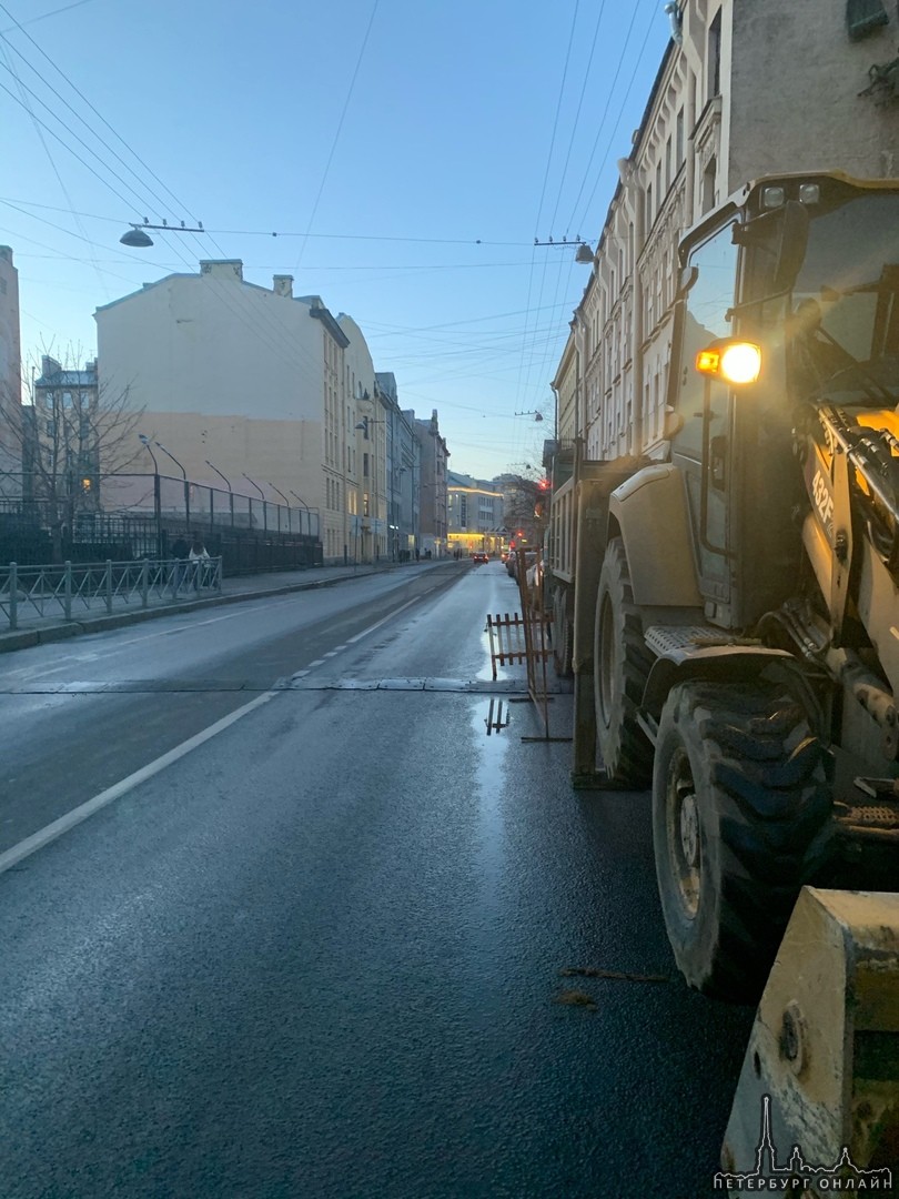 Просто в Петроградском районе на Введенской улице ведутся дорожные работы. Пешеходам не пройти, а во...