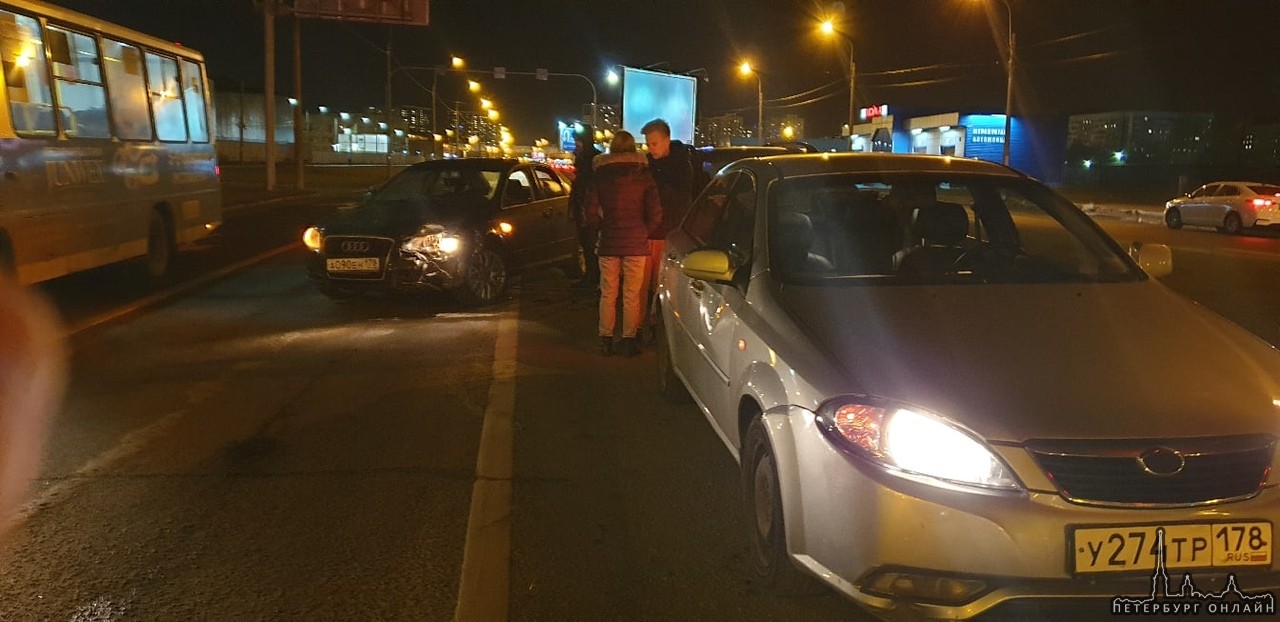 На перекрёстке Оптиков и Стародеревенской водитель с признаками сао влетел в одну машину, а она в др...