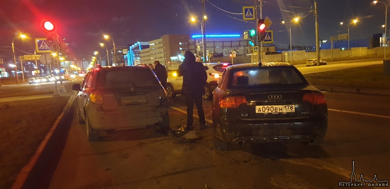 На перекрёстке Оптиков и Стародеревенской водитель с признаками сао влетел в одну машину, а она в др...