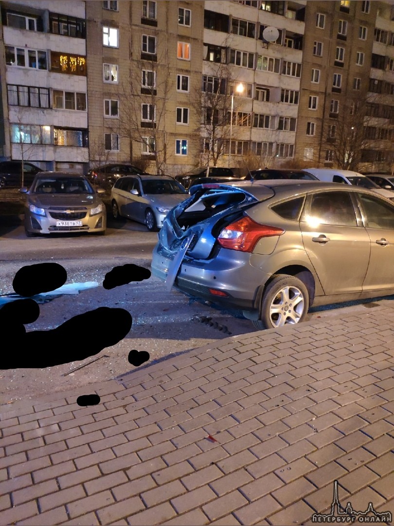 На Пулковском шоссе 20 корпус 3 человек выпрыгнул с 22 этажного дома на крышу припаркованной машины....