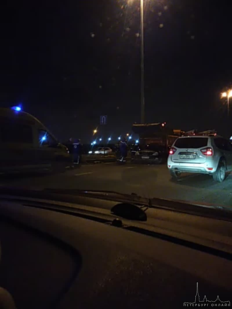 Жуткая авария на Софийской улице по направлению в сторону Петербурга на первом развороте около КАД....
