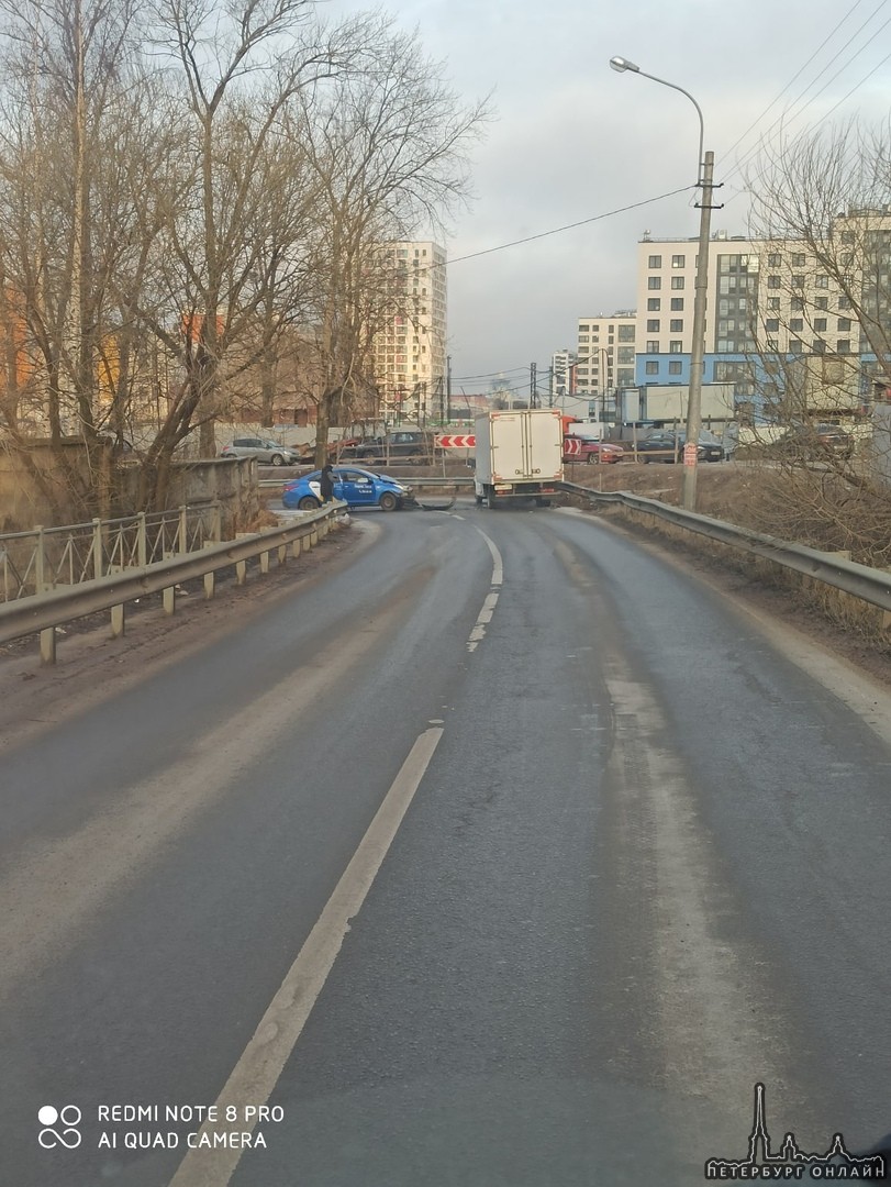 На Малой Митрофаньевской заблокирован проезд проезд из-за столкновения легкового автомобиля такси и ...