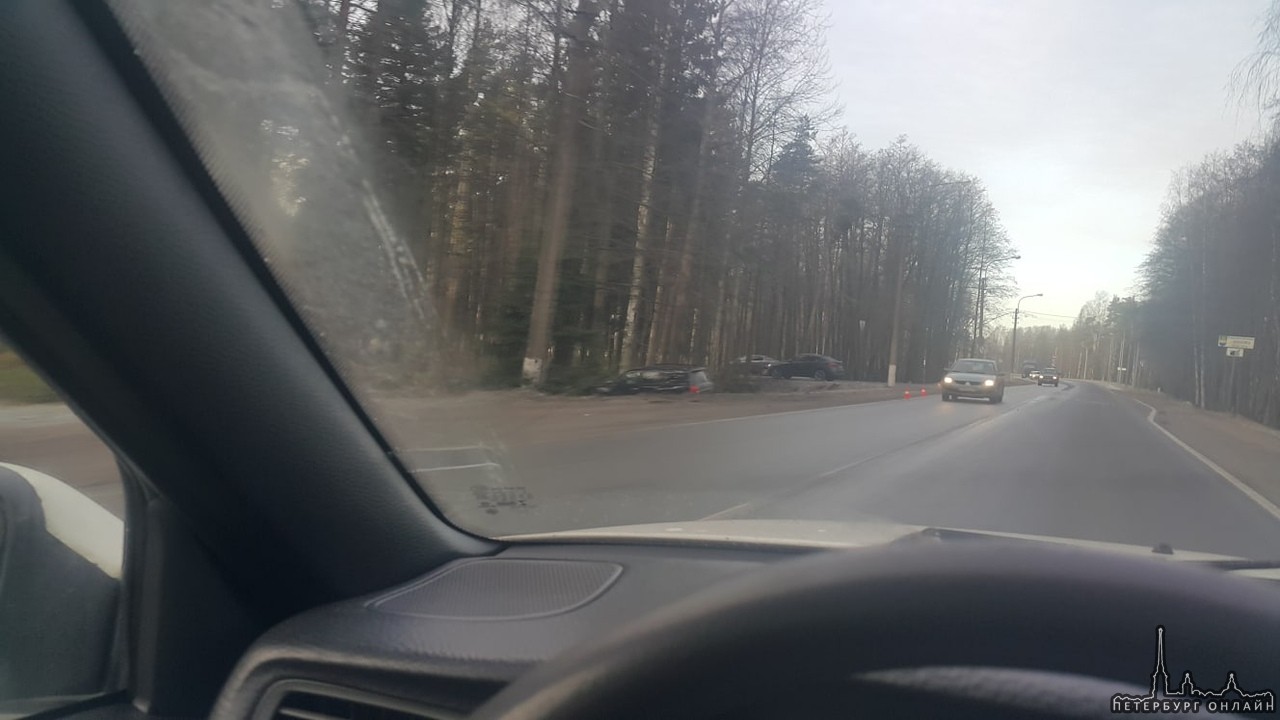 ДТП На Зеленогрском шоссе, где поворот с Разъезжей улицы, машины в кювете.